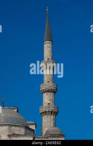 Minareto della Moschea Suleymaniye (di Suleymaniye Camii). Un Ottomano moschea imperiale si trova sul terzo colle di Istanbul, Turchia Foto Stock