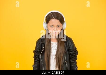 Percezione dei suoni. Testi di apprendimento. Le tendenze musicali configurazione futura. I gusti musicali. Accessori musicali. Gadget Shop. Piccola ragazza ascoltando musica cuffie senza fili. Suono stereo. Educazione musicale. Foto Stock