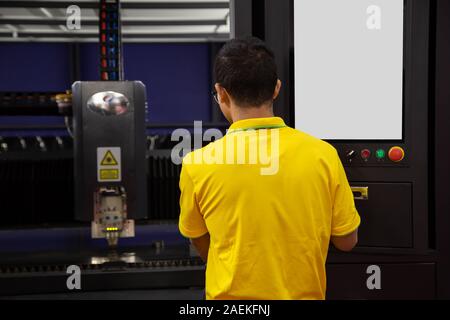 Operaio industriale operano in fibra CNC macchine taglio laser Foto Stock