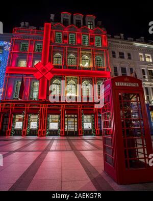 London, Regno Unito - 9 Dicembre 2019: la festosa esterno del Cartier store durante il periodo di Natale, su New Bond Street a Londra, Regno Unito. Foto Stock