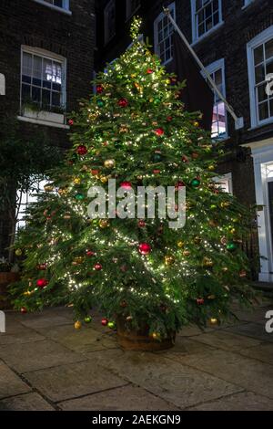 London, Regno Unito - 9 Dicembre 2019: un bellissimo albero di Natale sul display in Pickering luogo a Londra, Regno Unito. Pickering posto è la più piccola piazza di Lon Foto Stock