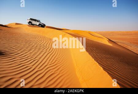 Veicolo fuoristrada nelle dune di sabbia, safari nel deserto, deserto Rimal Wahiba Sands, Oman Foto Stock