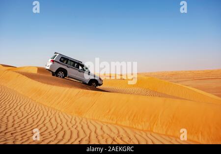 Veicolo fuoristrada rigidi in dune di sabbia, safari nel deserto, deserto Rimal Wahiba Sands, Oman Foto Stock