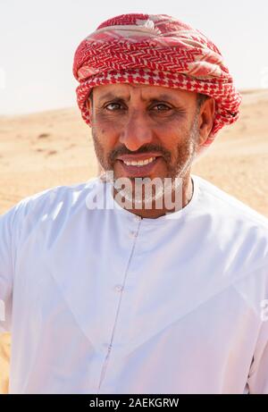 Ritratto, Beduino nel tradizionale copricapo, deserto sabbioso Rimal Wahiba Sands, Oman Foto Stock