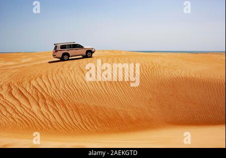 Veicolo fuoristrada fissi sulla duna di sabbia, safari nel deserto, deserto Rimal Wahiba Sands, Oman Foto Stock