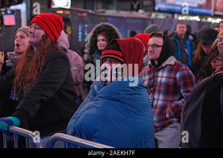 NEW YORK, NY - 07 dicembre: Fundraising i partecipanti frequentano la notte durante il mondo di Big Sleep a Times Square su dicembre 07, 2019 in Nuova Foto Stock