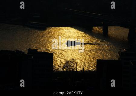 Vista di una nave sul Golden Horn fluviale (Altın Boynuz o Halic) in serata. Tramonto ad Istanbul in Turchia Foto Stock