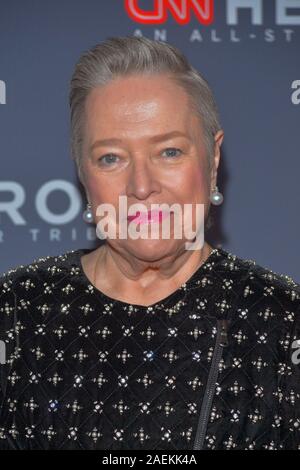 NEW YORK, NY - 08 dicembre: Kathy Bates assiste il XIII annuale degli eroi della CNN presso il Museo Americano di Storia Naturale su dicembre 08, 2019 a New York Foto Stock