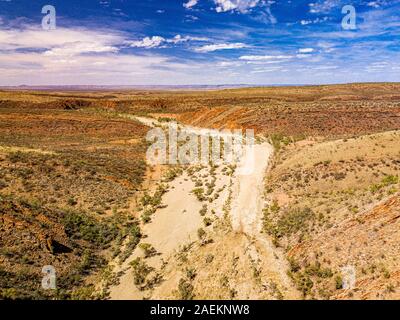 Glen Helen Gorge e l area circostante Glen Helen Lodge preso da una prospettiva aerea. Territorio del Nord, l'Australia Foto Stock