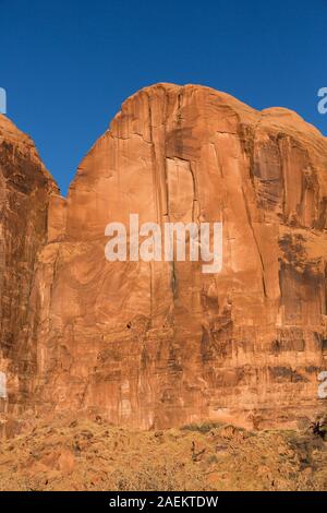 Due piccolissimi arrampicatori salendo l'angolo percorso, a sinistra, sulla lapide in Kane Creek Canyon vicino a Moab, Utah. Foto Stock