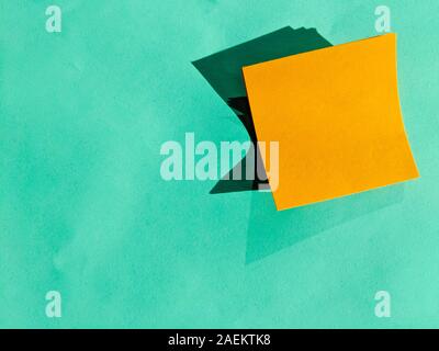 Arance grandi Appunti con Shadowing contro Soft verde sullo sfondo della carta Foto Stock