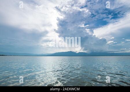 Phayao lake (Kwan Phayao) con cielo blu sullo sfondo. Foto Stock