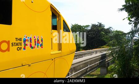 Treno monorotaia sull'isola di Sentosa Foto Stock