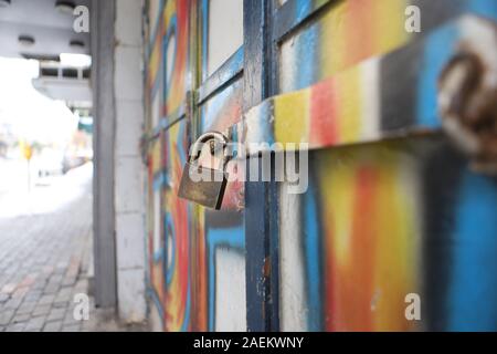 (191210) -- Hebron, Dic 10, 2019 (Xinhua) -- un negozio è chiuso su una strada vuota nella West Bank città di Hebron, Dicembre 9, 2019. Palestinesi il lunedì hanno protestato contro la decisione di Israele di costruire un nuovo insediamento nel centro del sud della Cisgiordania città di Hebron. Le proteste scoppiata a seguito israeliana il Ministro della difesa Naftali Bennett con la dichiarazione che un nuovo quartiere per coloni ebrei sarà costruito nella città vecchia di Hebron, in cui il luogo è stato essenzialmente un mercato pubblico per i commercianti palestinesi. Prima che la protesta, uno sciopero generale dominato la città, dove al Foto Stock