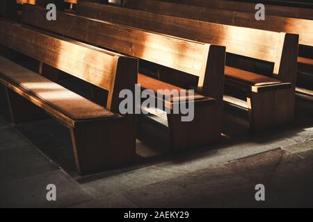Banco per la preghiera all interno della chiesa Foto Stock