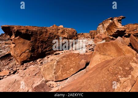 Leone uomo roccia (piastra del Leone), antiche incisioni rupestri dei boscimani, Twyfelfontein o /UI-//aes, Damaraland (Erongo), Namibia, Africa meridionale, Africa Foto Stock