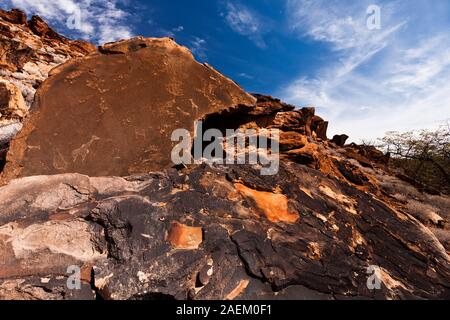 Twyfelfontein, antiche incisioni rupestri dei boscimani (San), Twyfelfontein o /UI-//aes, Damaraland (Erongo), Namibia, Africa meridionale, Africa Foto Stock