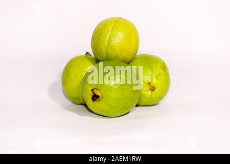 Gruppo di frutta fresca guva verde con sfondo bianco Foto Stock