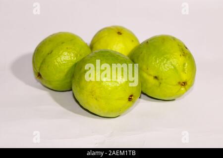 Gruppo di frutta fresca guva verde con sfondo bianco Foto Stock