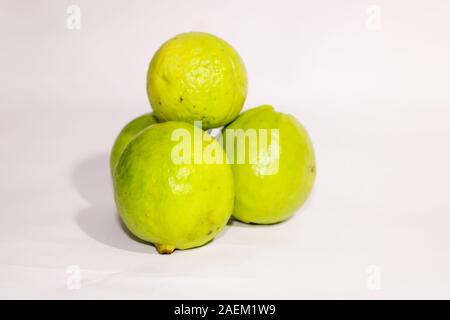 Gruppo di frutta fresca guva verde con sfondo bianco Foto Stock