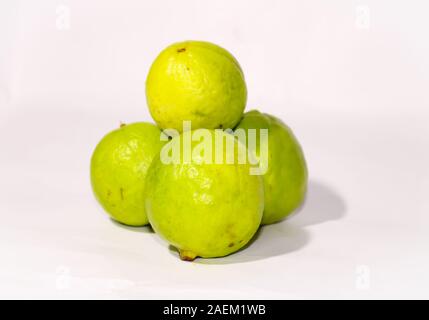 Gruppo di frutta fresca guva verde con sfondo bianco Foto Stock
