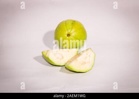 Gruppo di frutta fresca guva verde con sfondo bianco Foto Stock