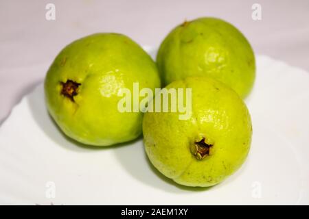 Gruppo di frutta fresca guva verde con sfondo bianco Foto Stock