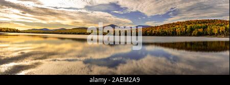 Un bellissimo Maine Autunno Sunrise Foto Stock