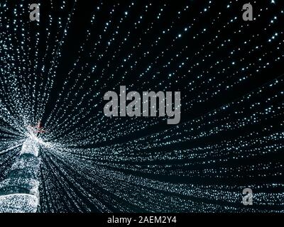 Moderna struttura ad albero di Natale nelle luci di notte. festive vacanze inverno illuminazione Foto Stock