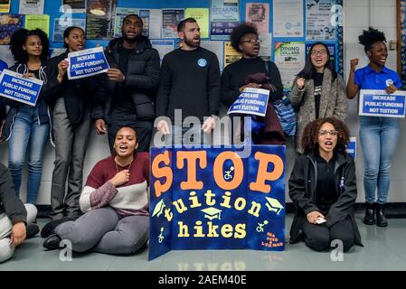 New York, Stati Uniti d'America. Il 9 dicembre, 2019. Prima del CUNY Board of Trustees audizione pubblica, la studentessa universitaria Senato, che è lo studente organo di governo che rappresenta il mezzo milione di studenti della City University di New York, ha tenuto una conferenza stampa a Lehman College il 9 dicembre 2019 unite da studenti, docenti e personale e invitando il CUNY Curatorio per porre fine ad un $200 lezioni escursione e un $120 "salute & benessere fee'' proposti per un totale in un $320 lezioni di aumento ogni anno. Credito: Erik McGregor/ZUMA filo/Alamy Live News Foto Stock