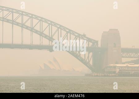 Sydney, Australia. 10 Dic 19. Molteplici incendi in NSW hanno causato una grave opacità del fumo sulla città di Sydney. Foto Stock