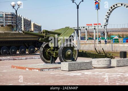 Leninsk Kuznetsk, Russia - 05.03.2019: attrezzature militari sul monumento in onore della memoria della guerra, carri armati e pistole verde su una chiara estate da Foto Stock