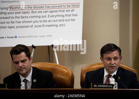 Washington, Distretto di Columbia, Stati Uniti d'America. Il 9 dicembre, 2019. Rappresentante degli Stati Uniti Mike Johnson (Repubblicano della Louisiana), destra parla durante una pubblica inchiesta di impeachment audizione con la casa di noi Comitato Giudiziario sul Campidoglio di Washington, DC, il 9 dicembre 2019. A sinistra è il rappresentante USA Matt Gaetz (repubblicano della Florida) Credito: Anna Moneymaker/CNP/ZUMA filo/Alamy Live News Foto Stock