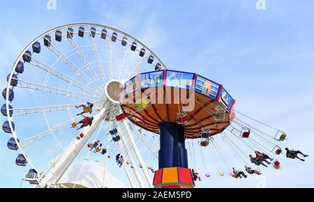 Ruota panoramica Ferris Navy Pier Chicago con le persone che si godono la giostra Flying giro sul primo piano. Foto Stock