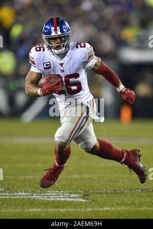 Philadelphia, Stati Uniti. Il 9 dicembre, 2019. New York Giants running back Saquon Barkley (26) corre la palla durante il primo semestre contro il Philadelphia Eagles al Lincoln Financial Field di Philadelphia lunedì 9 dicembre, 2019. Gli Eagles ha vinto 23-17. Foto di Derik Hamilton/UPI Credito: UPI/Alamy Live News Foto Stock