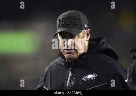 Philadelphia, Stati Uniti. Il 9 dicembre, 2019. Philadelphia Eagles head coach Doug Pederson passeggiate fuori campo durante il primo semestre contro New York Giants al Lincoln Financial Field di Philadelphia lunedì 9 dicembre, 2019. Gli Eagles ha vinto 23-17. Foto di Derik Hamilton/UPI Credito: UPI/Alamy Live News Foto Stock