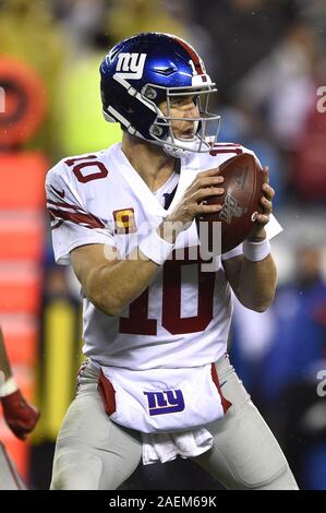 Philadelphia, Stati Uniti. Il 9 dicembre, 2019. New York Giants quarterback Eli Manning guarda a buttare la palla durante la seconda metà contro il Philadelphia Eagles al Lincoln Financial Field di Philadelphia lunedì 9 dicembre, 2019. Gli Eagles ha vinto 23-17. Foto di Derik Hamilton/UPI Credito: UPI/Alamy Live News Foto Stock