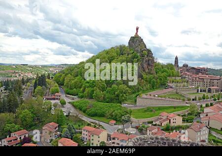 La vista sulla statua di ferro di Notre Dame de France (La Vergine Maria) in Puy-en-Velay, Francia Foto Stock