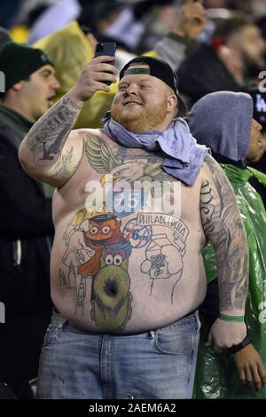 Philadelphia, Stati Uniti. Il 9 dicembre, 2019. Philadelphia Eagles fan celebra dopo un touchdown durante la seconda metà contro New York Giants al Lincoln Financial Field di Philadelphia lunedì 9 dicembre, 2019. Gli Eagles ha vinto 23-17. Foto di Derik Hamilton/UPI Credito: UPI/Alamy Live News Foto Stock