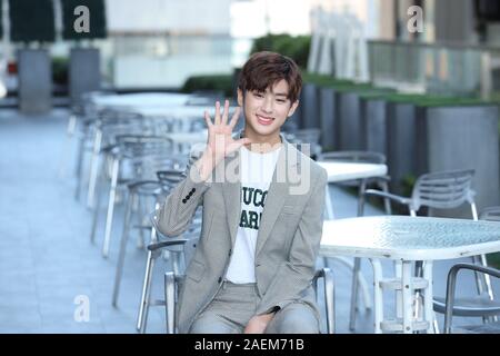 Sud attore coreano Kim Min-kyu pongono a prendere le foto di un giorno prima della sua riunione di ventola a Taipei City, a sud-est della Cina di Taiwan provincia, 15 novembre 2019. Foto Stock