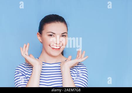 Donna bocca con grandi denti Foto Stock