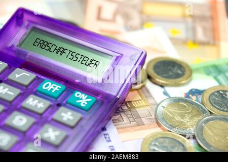 Le banconote in euro, calcolatrice e la tassa di successione in Germania Foto Stock