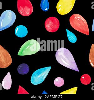 Acquerello illustrazione di un modello di perfetta multicolore di gocce di acqua su uno sfondo nero. Dipinto a mano modello per tessuto, carta digitale, postc Foto Stock