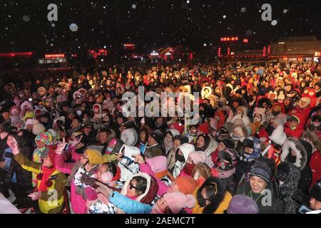 La gente ballare al carnevale di neve in Cina la Città della Neve nella città di Mudanjiang, a nord-est della Cina di Provincia di Heilongjiang, 27 novembre 2019. Per attirare m Foto Stock