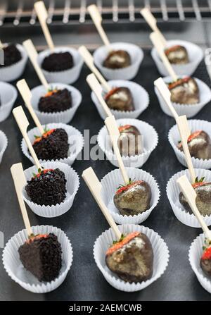 Berlino, Germania. 09Dec, 2019. Il reparto alimentare " Sesto " nel department store di West KaDeWe al sesto piano con dolci frutti avvolti. Così sono le fragole in un guscio d'oro. La casa celebra il suo 'Grand Opening - Il viaggio continua" per riprogettare il lusso Boulevard, casa atelier e alimentari aree di sezione. Tre ristoranti sono aperti in cui è possibile cenare fino a mezzanotte e un ritardo di acquisto con articoli di KaDeWe. Credito: Jens Kalaene/dpa-Zentralbild/dpa/Alamy Live News Foto Stock