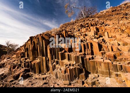 Giunti colonnari basaltici « Organ Pipes », Twyfelfontein o /UI-//aes, Damaraland(Erongo), Namibia, Sudafrica, Africa Foto Stock