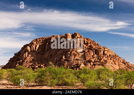 Grande collina rocciosa al Museo vivente di Damara, Twyfelfontein o /UI-//aes, Damaraland(Erongo), Namibia, Sudafrica, Africa Foto Stock