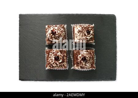 fette di torta al cioccolato su sfondo grigio texture - isolato - Foto Stock