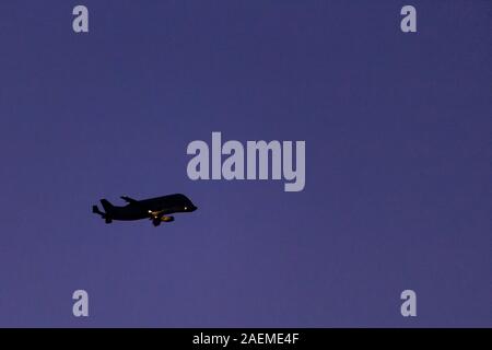 Airbus Beluga freighter aeromobili battenti al crepuscolo Foto Stock