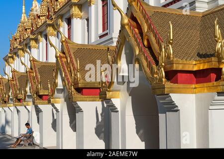 La sezione di base di Lohaprasad, basato sull'architettura di un antico monastero buddista in Sri Lanka; parte di Wat Rajanadta, Bangkok, Thailandia Foto Stock